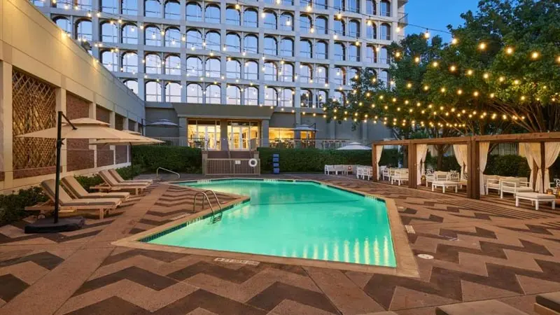 hotels near american airlines center dallas with shuttle service