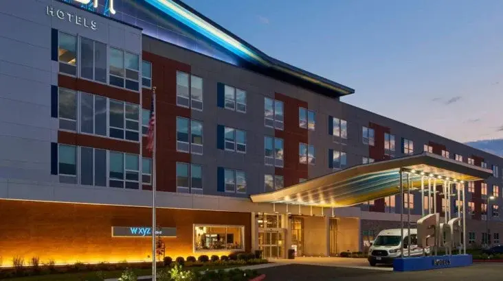 hotels near cleveland hopkins airport with shuttle service