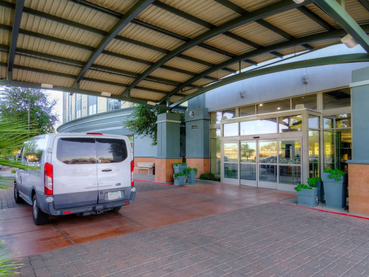 hotels near phoenix airport with 24 hour shuttle service