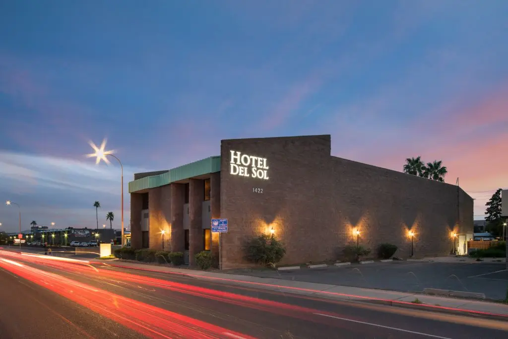 hotels near phoenix airport with free shuttle service