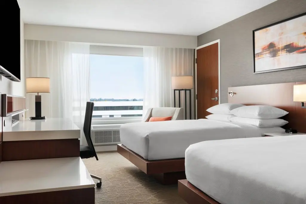 hotels with shuttle service to indianapolis airport